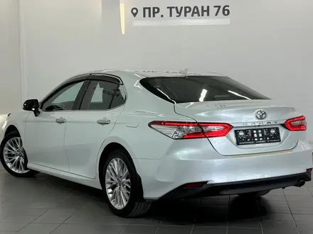 Toyota Camry Luxe 2018 года за 12 900 000 тг. в Астана – фото 2