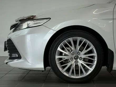 Toyota Camry Luxe 2018 года за 12 900 000 тг. в Астана – фото 17