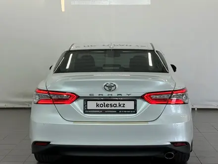 Toyota Camry Luxe 2018 года за 12 900 000 тг. в Астана – фото 4