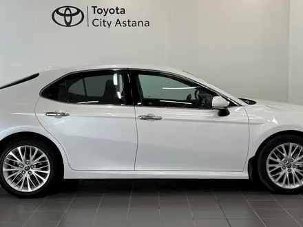 Toyota Camry Luxe 2018 года за 12 900 000 тг. в Астана – фото 18