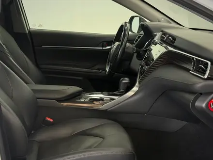Toyota Camry Luxe 2018 года за 12 900 000 тг. в Астана – фото 6