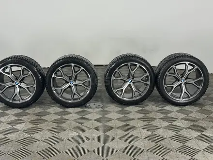 Комплект оригинальных разношироких дисков с зимней резиной на BMW X5/X6/X7 за 1 650 000 тг. в Астана