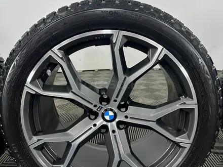 Комплект оригинальных разношироких дисков с зимней резиной на BMW X5/X6/X7 за 1 650 000 тг. в Астана – фото 8