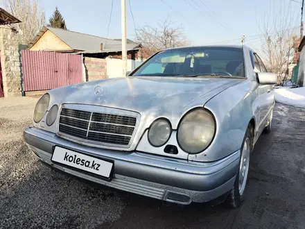 Mercedes-Benz E 230 1998 года за 2 100 000 тг. в Алматы