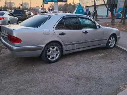 Mercedes-Benz E 240 1998 года за 2 350 000 тг. в Астана – фото 2