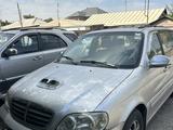 Kia Carnival 2001 года за 1 500 000 тг. в Шымкент – фото 2
