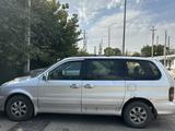 Kia Carnival 2001 года за 1 500 000 тг. в Шымкент – фото 3