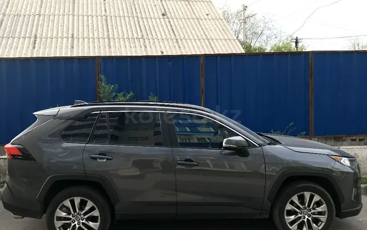 Toyota RAV4 2021 года за 16 900 000 тг. в Алматы