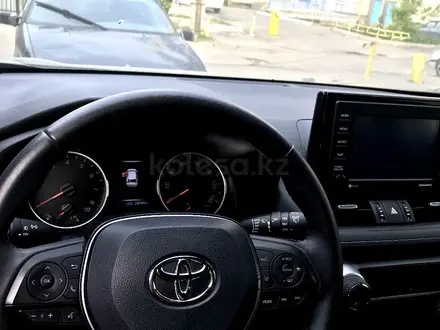Toyota RAV4 2021 года за 16 900 000 тг. в Алматы – фото 3