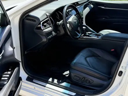 Toyota Camry 2019 года за 13 600 000 тг. в Алматы – фото 12