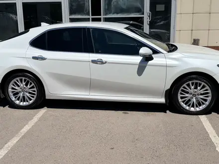 Toyota Camry 2019 года за 13 600 000 тг. в Алматы – фото 11