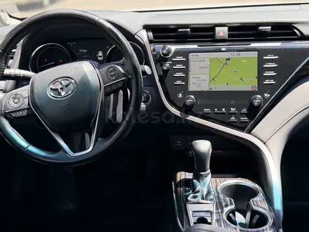 Toyota Camry 2019 года за 13 600 000 тг. в Алматы – фото 15