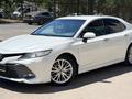 Toyota Camry 2019 года за 13 600 000 тг. в Алматы – фото 2