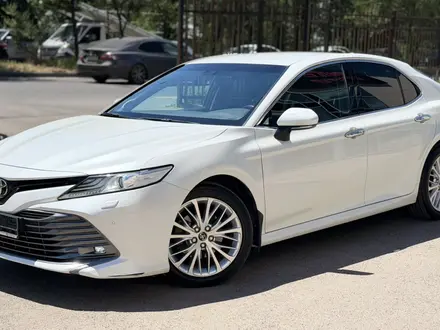 Toyota Camry 2019 года за 13 600 000 тг. в Алматы – фото 2