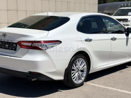 Toyota Camry 2019 года за 13 600 000 тг. в Алматы – фото 5
