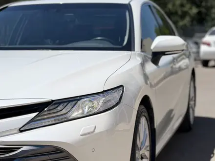 Toyota Camry 2019 года за 13 600 000 тг. в Алматы – фото 8