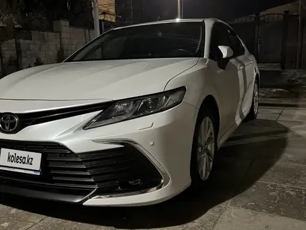 Toyota Camry 2023 года за 14 900 000 тг. в Тараз – фото 2