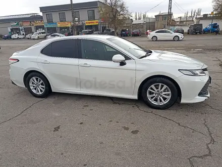 Toyota Camry 2018 года за 12 500 000 тг. в Тараз – фото 2