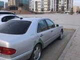 Mercedes-Benz E 230 1998 года за 2 300 000 тг. в Атырау – фото 4