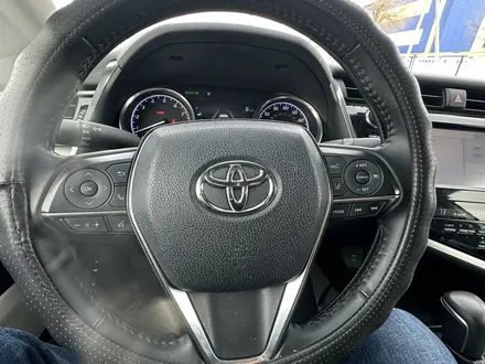 Toyota Camry 2018 года за 12 500 000 тг. в Актобе – фото 16