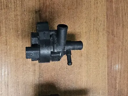 Дополнительный водяной насос BOSCH за 25 000 тг. в Алматы