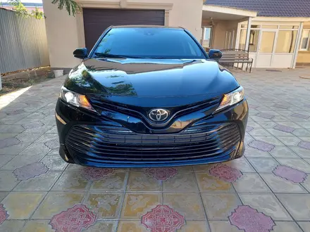 Toyota Camry 2018 года за 8 800 000 тг. в Атырау – фото 2