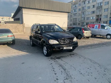 Mercedes-Benz ML 320 1999 года за 2 800 000 тг. в Алматы – фото 2