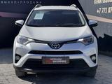 Toyota RAV4 2016 годаүшін11 800 000 тг. в Актобе – фото 2