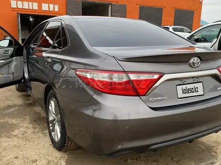 Toyota Camry 2016 года за 6 100 000 тг. в Атырау – фото 2