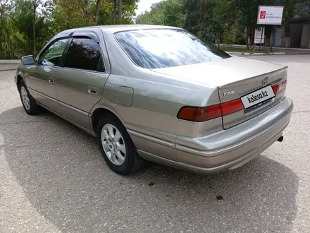 Toyota Camry 1998 года за 3 450 000 тг. в Актобе – фото 2