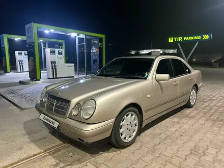 Mercedes-Benz E 230 1997 года за 3 000 000 тг. в Алматы