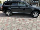 Volkswagen Touareg 2006 года за 6 300 000 тг. в Алматы – фото 3