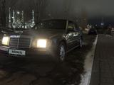 Mercedes-Benz E 200 1993 годаfor1 444 444 тг. в Астана