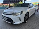 Toyota Camry 2017 года за 14 000 000 тг. в Актобе