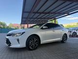 Toyota Camry 2017 года за 14 000 000 тг. в Актобе – фото 3