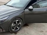 Hyundai Elantra 2023 годаfor10 700 000 тг. в Актау – фото 2