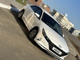 Hyundai Elantra 2022 года за 9 500 000 тг. в Уральск – фото 2