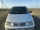 Volkswagen Sharan 1997 года за 2 400 000 тг. в Уральск