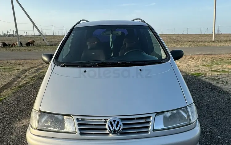 Volkswagen Sharan 1997 года за 2 400 000 тг. в Уральск