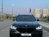 BMW X5 2021 года за 44 000 000 тг. в Астана – фото 2