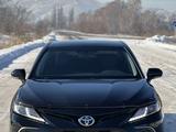 Toyota Camry 2021 года за 14 200 000 тг. в Алматы – фото 2