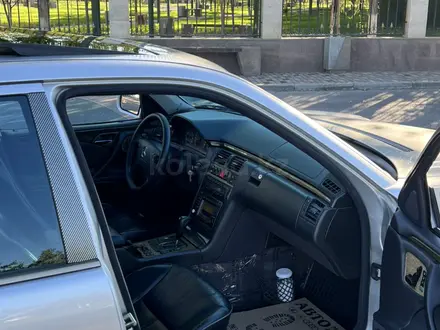 Mercedes-Benz E 320 2001 года за 5 200 000 тг. в Туркестан – фото 22