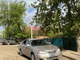 Toyota Camry 2004 года за 3 500 000 тг. в Актобе – фото 2