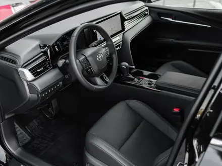 Toyota Camry Luxe 2025 года за 23 190 000 тг. в Астана – фото 5
