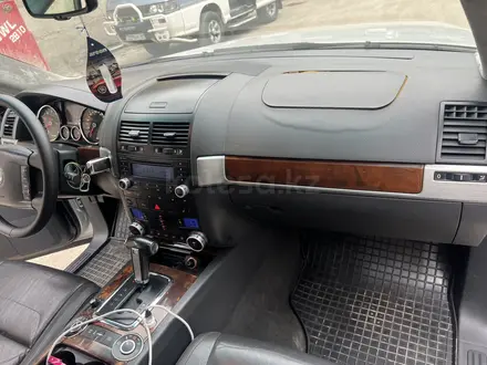 Volkswagen Touareg 2007 года за 5 300 000 тг. в Алматы – фото 9