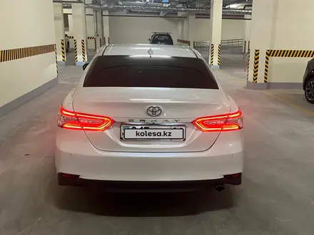 Toyota Camry 2018 года за 14 900 000 тг. в Алматы – фото 4