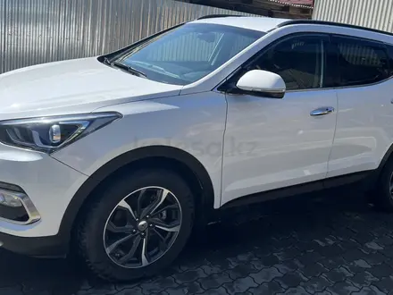 Hyundai Santa Fe 2017 года за 9 200 000 тг. в Семей