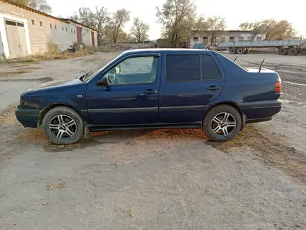 Volkswagen Vento 1995 года за 1 100 000 тг. в Шу – фото 3