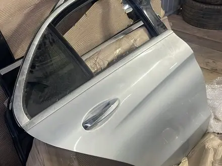 Задние двери на Мерседес C class W 205 за 1 000 тг. в Алматы