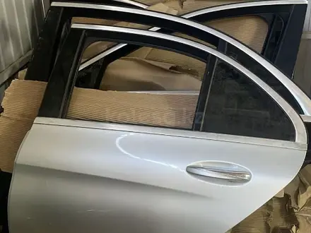 Задние двери на Мерседес C class W 205 за 1 000 тг. в Алматы – фото 2